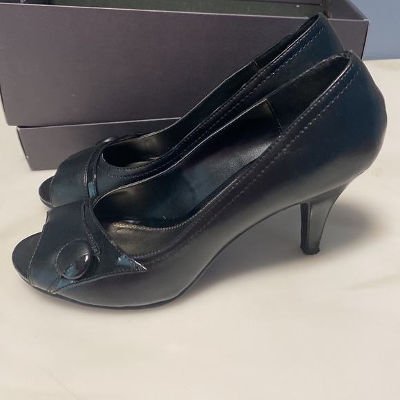 Kenneth Cole Reaction heels - Picture 2 of 7